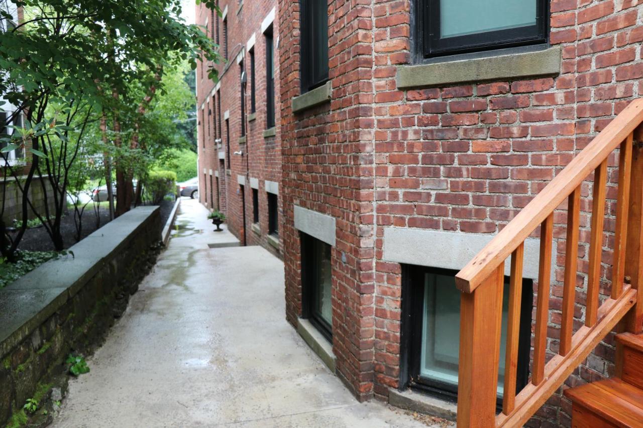 A Stylish Stay W/ A Queen Bed, Heated Floors.. #18 Brookline Extérieur photo
