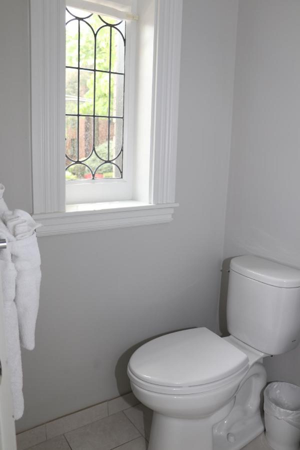 A Stylish Stay W/ A Queen Bed, Heated Floors.. #18 Brookline Extérieur photo