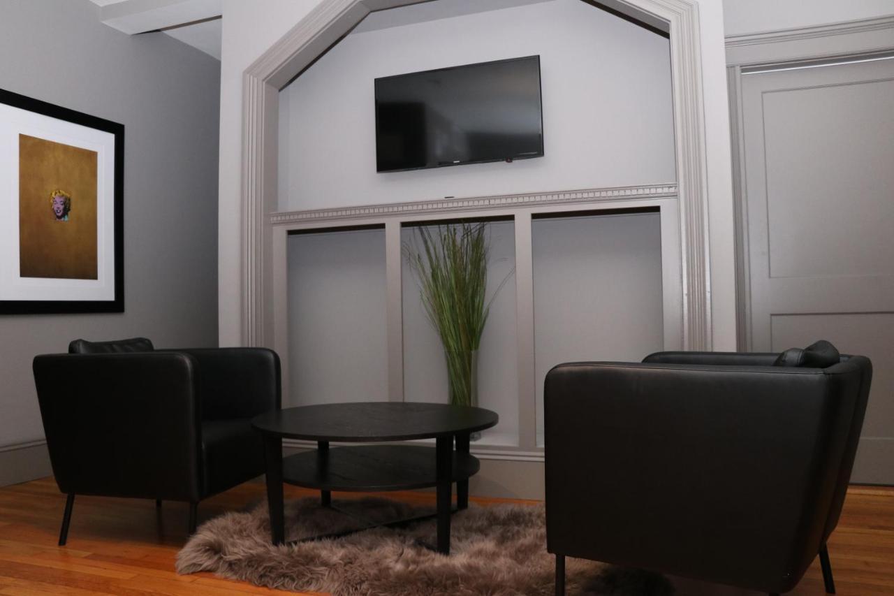 A Stylish Stay W/ A Queen Bed, Heated Floors.. #18 Brookline Extérieur photo